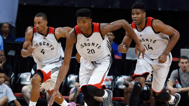 Bruno Caboclo, centro, dos Toronto Raptors e os companheiros de equipa Norman Powell, à esquerda, e Ronald Roberts, durante a primeira metade de um jogo de basquetebol da liga de verão da NBA contra os Sacramento Kings em Las Vegas - 10 de julho de 2015. (AP / John Locher)