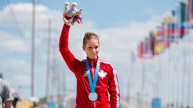 Jasmin Glaesser do Canadá posa com a sua medalha de prata - 22 de julho de 2015. The Canadian Press / Darren Calabrese