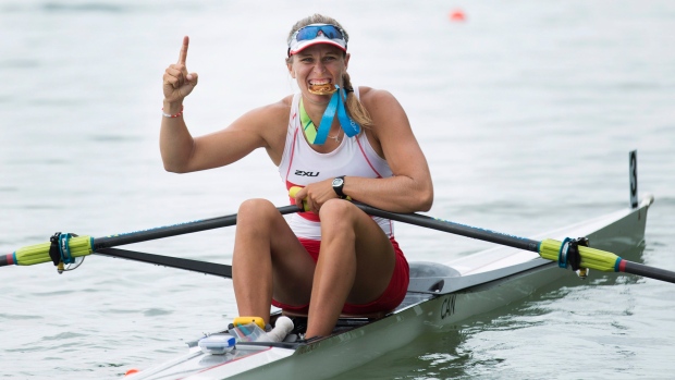 Carling Zeeman posa com a sua medalha de ouro na competição feminina (sculls) dos Jogos Pan-Americanos 2015 no Royal Canadian Henley Rowing Course em St. Catharines, Ontário - 14 de julho de 2015. (The Canadian Press / Peter Power)