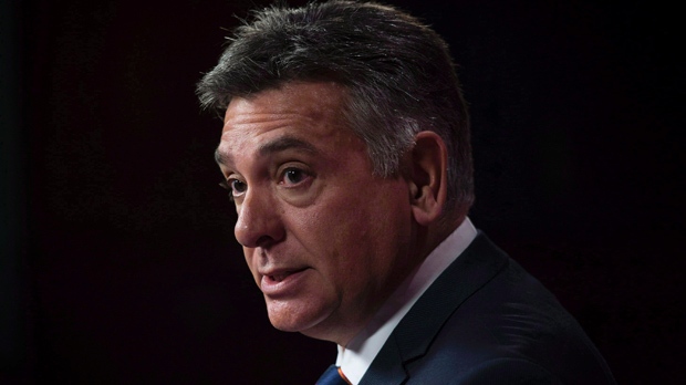 O ministro das Finanças do Ontário Charles Sousa fala durante uma conferência de imprensa no Queen’s Park em Toronto - 22 de setembro de 2014. The Canadian Press / Darren Calabrese