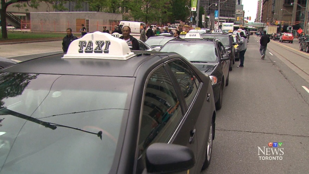 PRESIDENTE DE TORONTO PROPÕE UMA LEI MUNICIPAL PARA REGULAR TÁXIS E CONDUTORES UBER