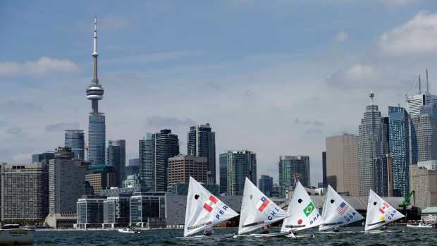 Barcos navegam ao largo da linha de partida na competição de vela nos Jogos Pan-Americanos em Toronto - 19 de julho, 2015. (AP / Gregory Bull)