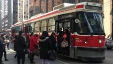 Elétrico da TTC no centro de Toronto - 27 de abril de 2008. (JP Moczulski / The Canadian Press)Elétrico da TTC no centro de Toronto - 27 de abril de 2008. (JP Moczulski / The Canadian Press)