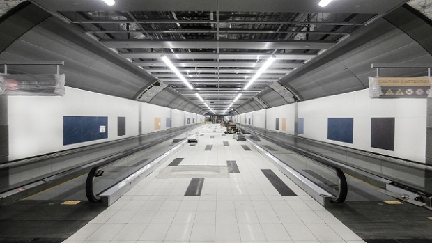 Esta foto mostra o novo túnel de pedestres que faz a ligação ao Billy Bishop Airport, previsto para abrir no dia 30 de julho (Porto Toronto)