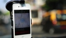 Nesta foto de 3 de abril de 2014, um smartphone é montado sobre o vidro de um carro Uber em Mumbai, na Índia. (AP Photo / Rafiq Maqbool)