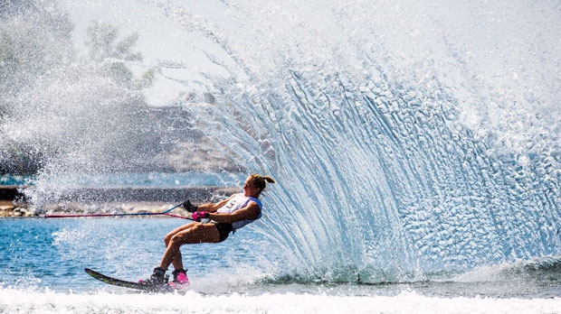Whitney McClintock do Canadá compete durante a ronda preliminar de esqui aquático (slalom) feminino dos jogos Pan Americanos em Toronto - 20 de julho de 2015. The Canadian Press / Mark Blinch