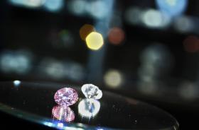 LADRÃO TROCOU DIAMANTE VERDADEIRO POR FALSO EM JOALHARIA EM HONG KONG — POLÍCIA