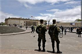 QUEDA DE AVIÃO MILITAR NA COLÔMBIA FAZ 12 MORTOS