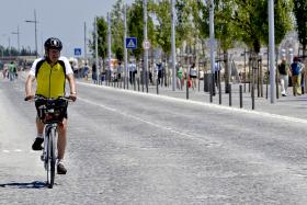 AVENIDA RIBEIRA DAS NAUS, LISBOA, FECHADA AO TRÂNSITO PARA SUBSTITUIÇÃO DE PISO