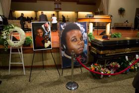 MARCHA EM FERGUSON (EUA) NA VÉSPERA DO PRIMEIRO ANIVERSÁRIO DA MORTE DE JOVEM NEGRO