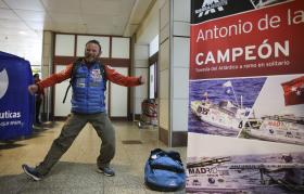 ESPANHOL CHEGA A LISBOA DEPOIS DE PERCORRER 900 KM DESDE MADRID EM ‘PADDLE SURF’