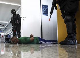 QUASE DUAS DEZENAS DE POLÍCIAS BRASILEIROS INVESTIGADOS PELA MORTE DE 18 PESSOAS