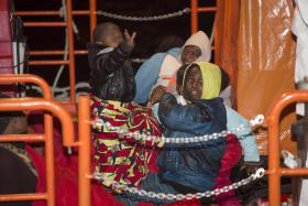 CORPOS DE CERCA DE 40 PESSOAS ENCONTRADOS NO PORÃO DE EMBARCAÇÃO AO LARGO DA LÍBIA