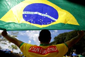 MANIFESTANTES FAZEM “PANELAÇO” DURANTE PROPAGANDA DO PARTIDO DO GOVERNO NO BRASIL