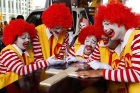 FUNCIONÁRIOS BRASILEIROS DA MCDONALD’S PROTESTAM ANTES DE AUDIÊNCIA NO SENADO