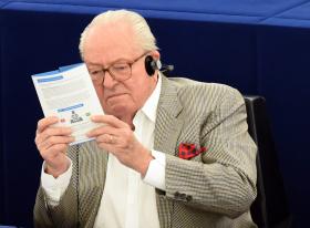 LE PEN INDIGNADO COM EXPULSÃO DA FRENTE NACIONAL VAI RECORRER AOS TRIBUNAIS