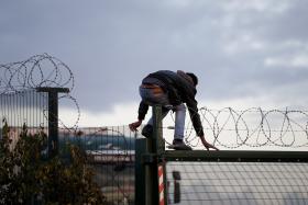 IMIGRANTES FAZEM CERCA DE 300 TENTATIVAS PARA ATRAVESSAR CANAL DA MANCHA