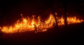 INCÊNDIOS NA CALIFÓRNIA MOBILIZAM MAIS DE 10.000 BOMBEIROS
