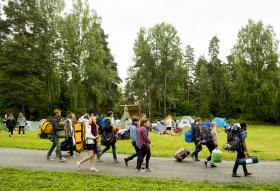 JOVENS TRABALHISTAS NORUEGUESES VOLTAM À ILHA DE UTOYA QUATRO ANOS APÓS MASSACRE