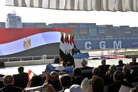 PRESIDENTE DO EGITO INAUGURA COM POMPA NOVO CANAL DO SUEZ