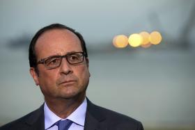 PRESIDENTE FRANCÊS CONDECORA CINCO HOMENS QUE FRUSTRARAM ATAQUE NUM COMBOIO