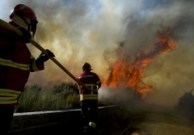 VENTOS FORTES DIFICULTAM TRABALHO DE BOMBEIROS EM INCÊNDIO DE RIO MAIOR