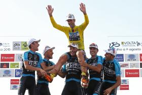 SOBRADO NA RUA PARA SAUDAR CICLISTAS TRICAMPEÕES DA VOLTA A PORTUGAL EM BICICLETA
