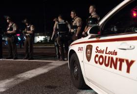 MANIFESTAÇÕES EM ST. LOUIS (EUA) APÓS A MORTE DE JOVEM NEGRO PELA POLÍCIA