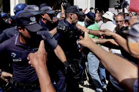 BES: LESADOS ENVOLVEM-SE EM CONFRONTOS AO TENTAR ULTRAPASSAR CORDÃO POLICIAL