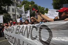 LESADOS BES COMEÇAM A DESMOBILIZAR APÓS CINCO HORAS EM PROTESTO