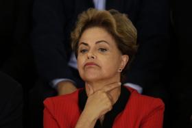 BRASILEIROS PEDEM AFASTAMENTO DE DILMA EM MANIFESTAÇÃO EM LISBOA