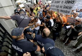 BES: CENTENA E MEIA DE LESADOS GRITAM ‘GATUNOS, GATUNOS’ EM MANIFESTAÇÃO NO PORTO