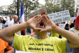 BES: LESADOS COMEÇAM A DESMOBILIZAR APÓS HORAS DE PROTESTO NO PORTO