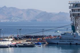 MAIS DE 300 REFUGIADOS SÍRIOS ESTÃO ALOJADOS NUM NAVIO AO LARGO DA ILHA GREGA DE KOS