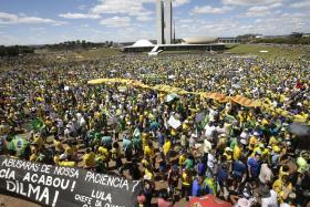 DILMA ROUSSEFF AVALIA PROTESTOS EM REUNIÃO COM QUATRO MINISTROS