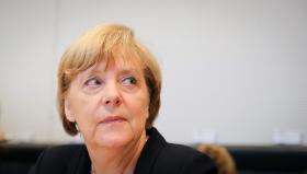 MERKEL VAI REUNIR-SE COM POROSHENKO E HOLLANDE NA SEGUNDA-FEIRA EM BERLIM