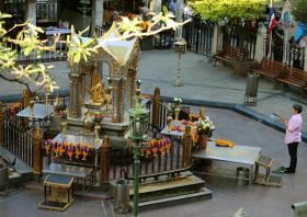 TEMPLO EM BANGUECOQUE ONDE EXPLODIU BOMBA REABRE AO PÚBLICO