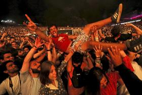 ENCHENTE NA PRIMEIRA NOITE DE PAREDES DE COURA A DANÇAR COM TV ON THE RADIO