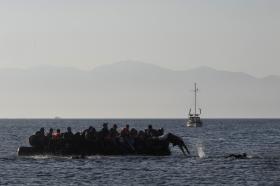 MAIS DE 2.000 MIGRANTES E REFUGIADOS CHEGAM AO PORTO DE PIREU NA GRÉCIA