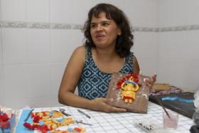 CERAMISTA VENEZUELANA NÃO DEIXA MORRER TRADIÇÃO MADEIRENSE DOS BONECOS DE MASSA