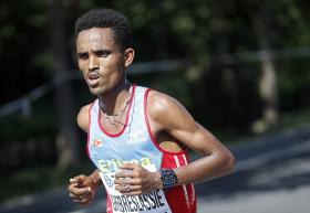 MUNDIAIS ATLETISMO: ERITREU GHEBRESLASSIE CONQUISTA OURO NA MARATONA MASCULINA