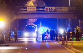 PELO MENOS 10 FERIDOS EM CONFRONTOS ENTRE A POLÍCIA E MANIFESTANTES NEONAZIS NA ALEMANHA