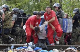 CENTENAS DE MIGRANTES ROMPERAM AS LINHAS POLICIAIS DA MACEDÓNIA NA FRONTEIRA COM A GRÉCIA