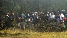 MAIS DE 1.500 REFUGIADOS ENTRARAM NA MACEDÓNIA SEM QUE A POLÍCIA TENTASSE IMPEDIR