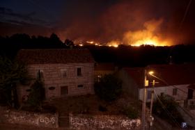 QUASE MIL BOMBEIROS COMBATIAM ONZE FOGOS PELAS 23:30