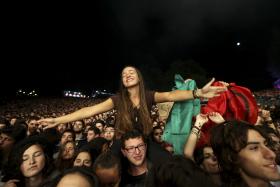 ROUPA PELO AR, DANÇA E ALGUMA CHUVA NO FECHO DE PAREDES DE COURA