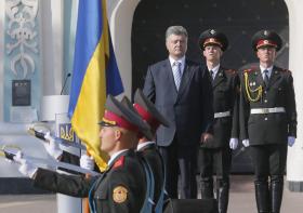 PRESIDENTE UCRANIANO ACUSA RÚSSIA DE TER ENVIADO TRÊS COMBOIOS MILITARES PARA REBELDES