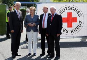 MERKEL VAIADA À CHEGADA AO CENTRO DE REFUGIADOS ATACADO POR NEONAZIS