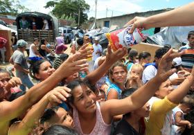 COLOMBIANOS DEPORTADOS PROTESTAM NA FRONTEIRA COM A VENEZUELA E PEDEM SOLUÇÕES