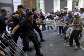 BES:LESADOS DO PAPEL COMERCIAL TERMINARAM CINCO HORAS DE PROTESTOS EM LISBOA
